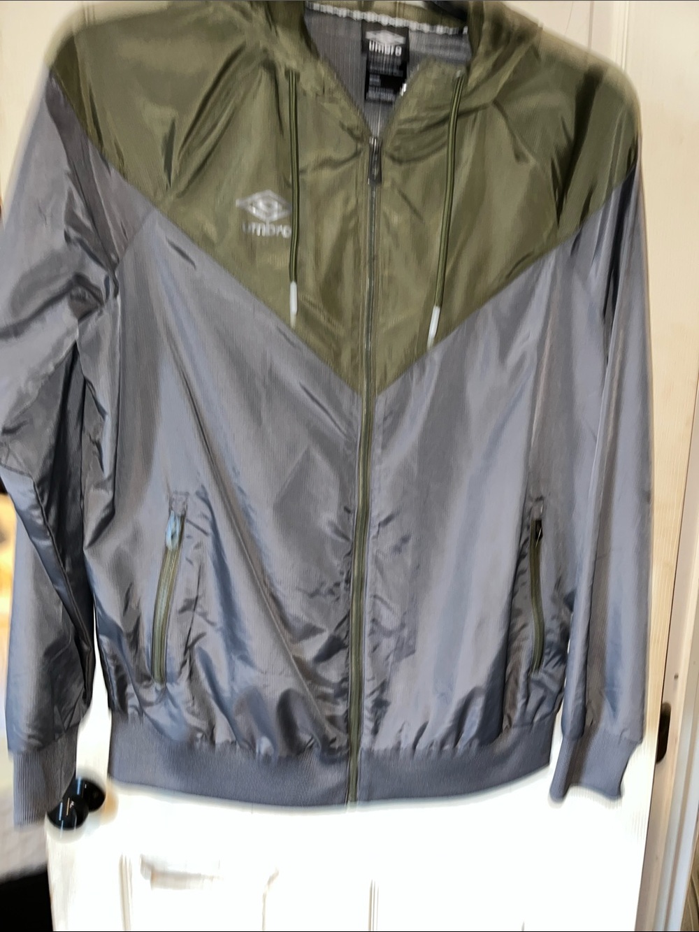 Men’s UMBRO BRAND windbreaker, size Medium!